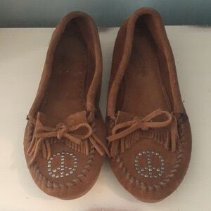 x Minnetonka Moccasin brown suede moccasins w peace sign
